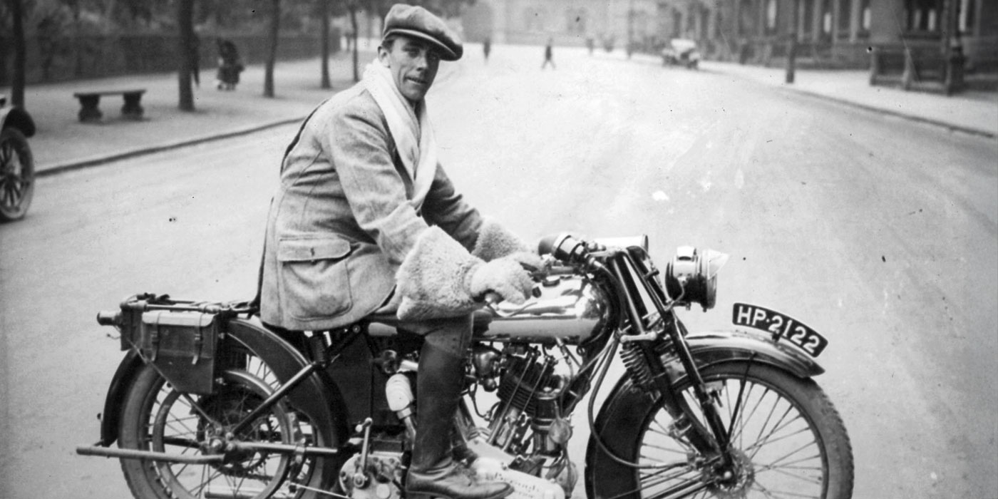 Brough Superior | ブラフシューペリア : ジョージ ブラフ。1920年代にブランドを創業し、二輪のロールスロイスと称された名車を世に送り出した伝説の創始者。