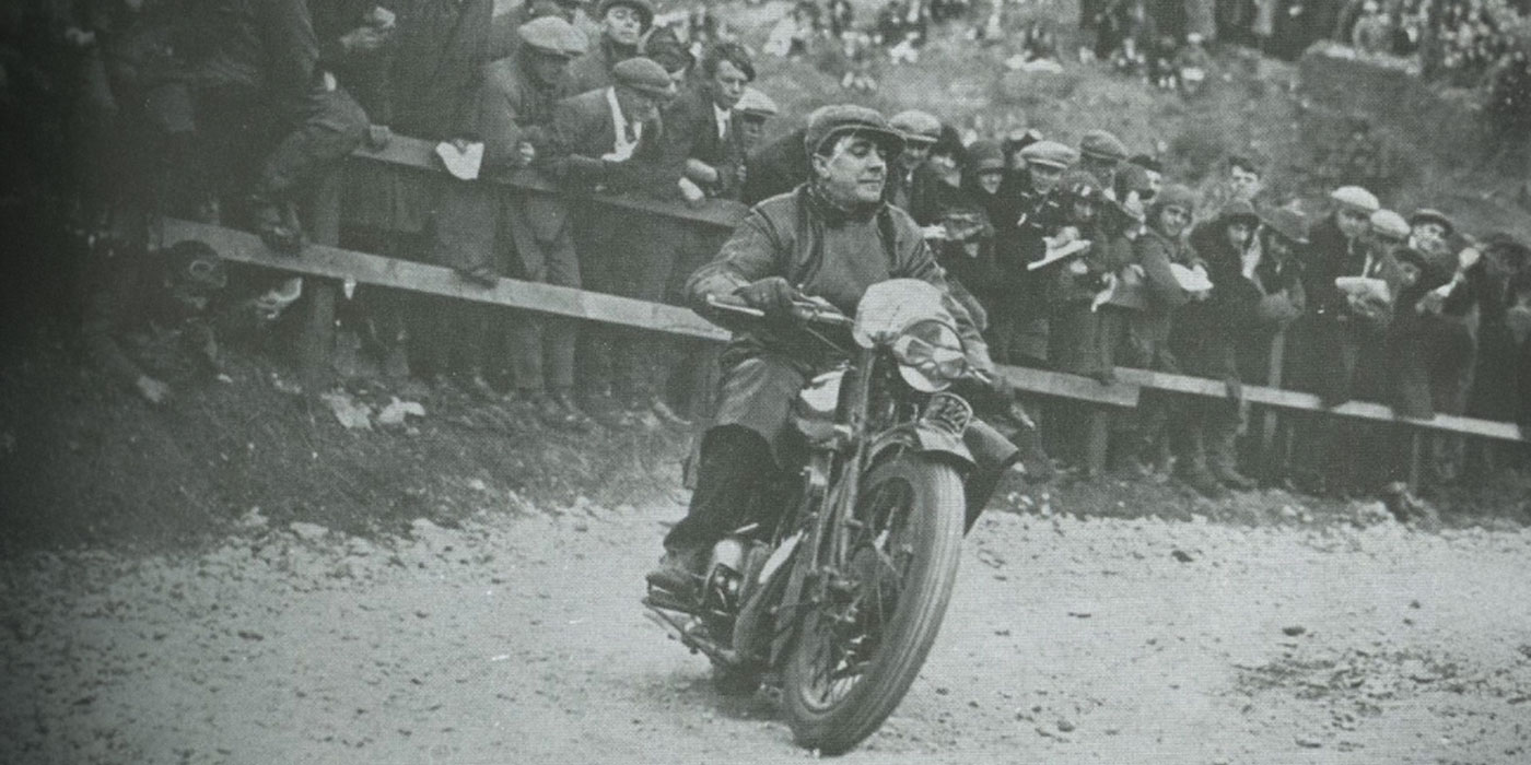 Brough Superior | ブラフシューペリア : ジョージ ブラフ。1920年代にブランドを創業し、二輪のロールスロイスと称された名車を世に送り出した伝説の創始者。