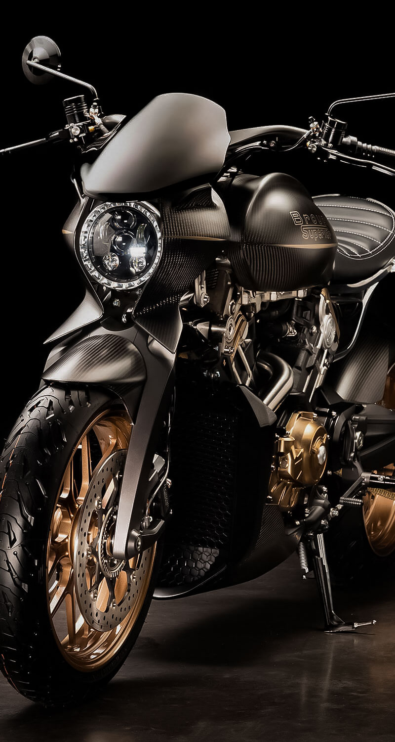 Brough Superior | ブラフシューペリア : ダガー。チタンやカーボンを惜しみなく用い、鋭利な美しさと圧倒的な走行性能を宿した唯一無二のスポーツモデル。