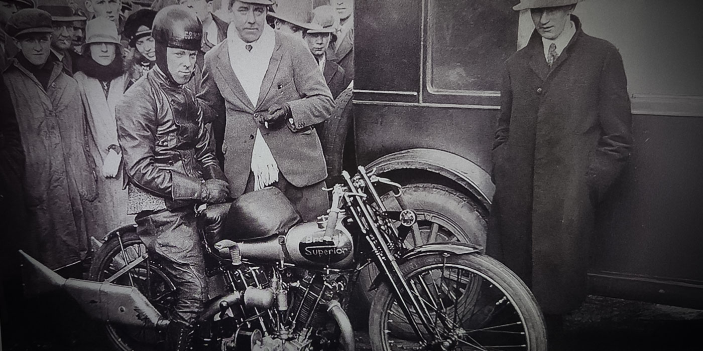 Brough Superior | ブラフシューペリア : バート ル バック。1920年代に世界最速を記録し、ブランドの名を不滅のものとした伝説のライダー兼エンジニア。