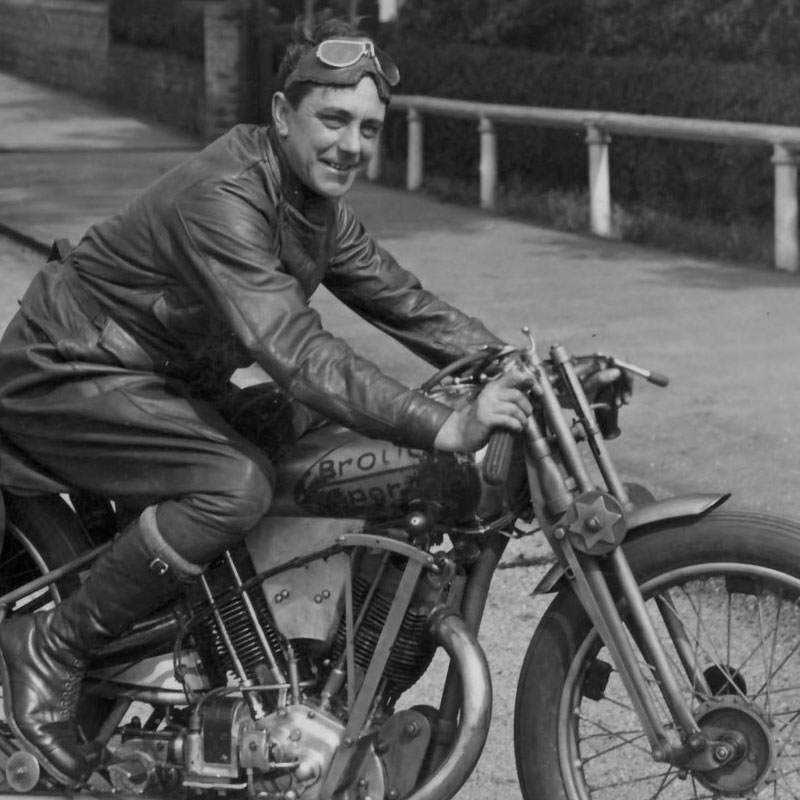 Brough Superior | ブラフシューペリア : ジョージ ブラフ。1920年代にブランドを創業し、二輪のロールスロイスと称された名車を世に送り出した伝説の創始者。