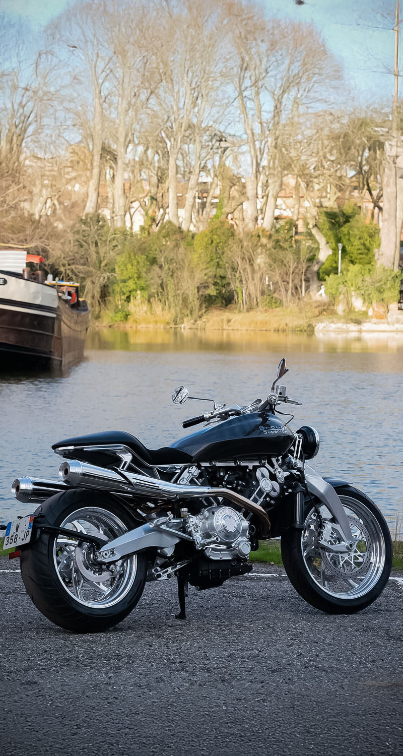 Brough Superior | ブラフシューペリア : 冒険家T.E.ロレンスの精神を受け継ぐ「ブラフシューペリア ロレンス」。188台限定で生み出された珠玉のモデルが、流麗な造形と卓越した性能を誇る。