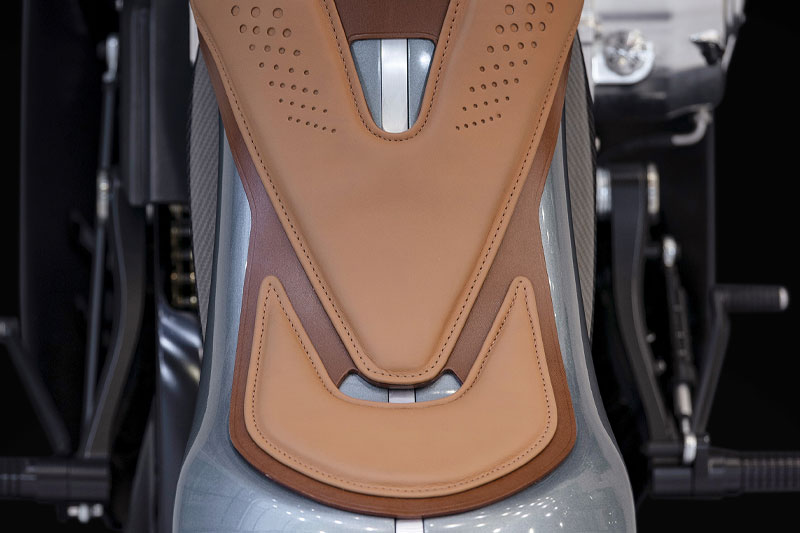 Brough Superior | ブラフシューペリア : AMB 001。英国の名門アストンマーティンとの共演から生まれた限定モデル。ターボ搭載Vツインとカーボンボディが極限の機能美を体現する。