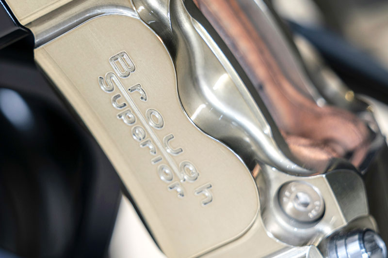 Brough Superior | ブラフシューペリア : AMB 001。英国の名門アストンマーティンとの共演から生まれた限定モデル。ターボ搭載Vツインとカーボンボディが極限の機能美を体現する。
