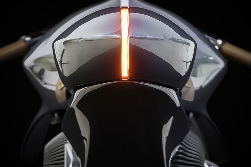 Brough Superior | ブラフシューペリア : AMB 001。英国の名門アストンマーティンとの共演から生まれた限定モデル。ターボ搭載Vツインとカーボンボディが極限の機能美を体現する。