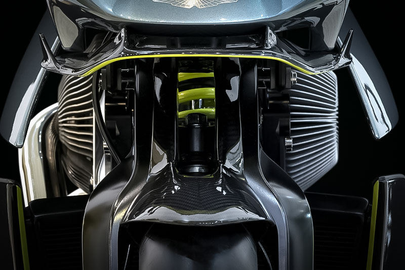Brough Superior | ブラフシューペリア : AMB 001。英国の名門アストンマーティンとの共演から生まれた限定モデル。ターボ搭載Vツインとカーボンボディが極限の機能美を体現する。