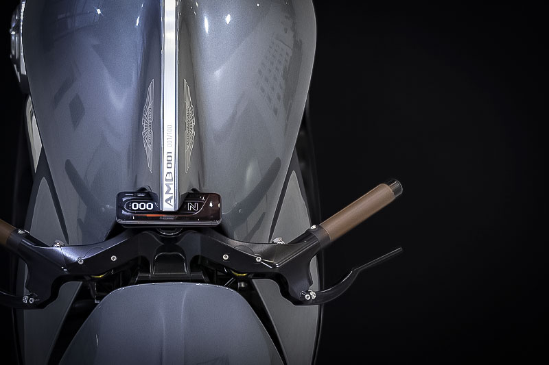 Brough Superior | ブラフシューペリア : AMB 001。英国の名門アストンマーティンとの共演から生まれた限定モデル。ターボ搭載Vツインとカーボンボディが極限の機能美を体現する。