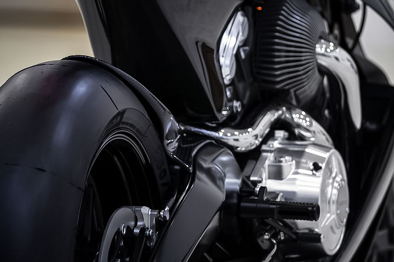 Brough Superior | ブラフシューペリア : AMB 001。英国の名門アストンマーティンとの共演から生まれた限定モデル。ターボ搭載Vツインとカーボンボディが極限の機能美を体現する。
