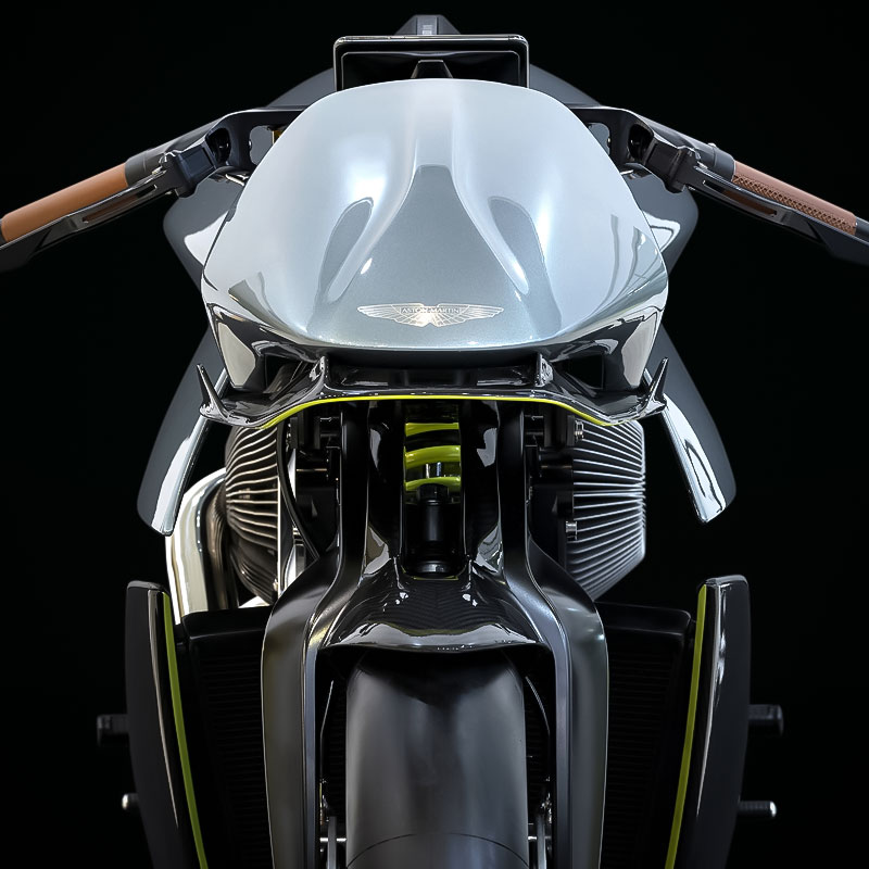 Brough Superior | ブラフシューペリア : AMB 001。英国の名門アストンマーティンとの共演から生まれた限定モデル。ターボ搭載Vツインとカーボンボディが極限の機能美を体現する。