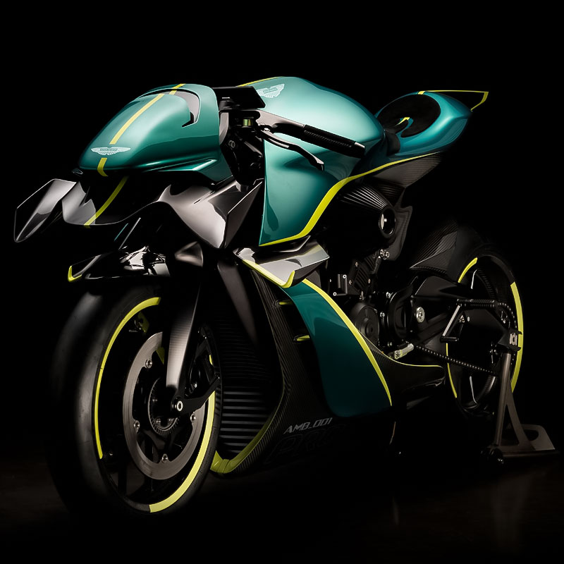Brough Superior | ブラフシューペリア : AMB 001。英国の名門アストンマーティンとの共演から生まれた限定モデル。ターボ搭載Vツインとカーボンボディが極限の機能美を体現する。