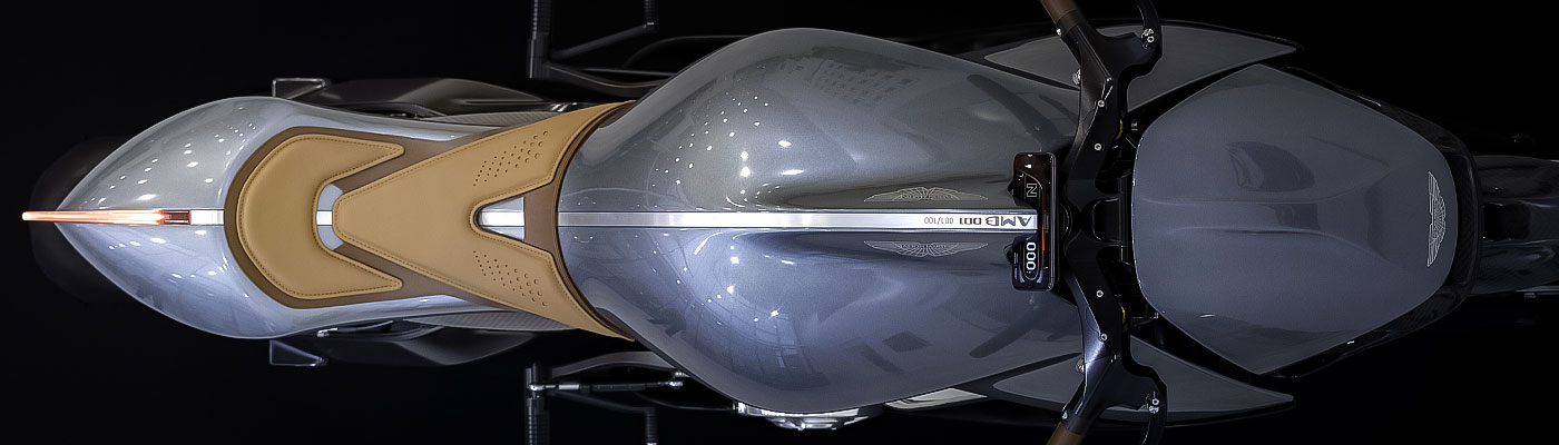 Brough Superior | ブラフシューペリア : AMB 001。英国の名門アストンマーティンとの共演から生まれた限定モデル。ターボ搭載Vツインとカーボンボディが極限の機能美を体現する。