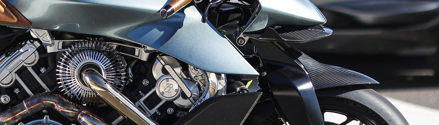 Brough Superior | ブラフシューペリア : AMB 001。英国の名門アストンマーティンとの共演から生まれた限定モデル。ターボ搭載Vツインとカーボンボディが極限の機能美を体現する。