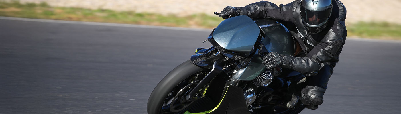 Brough Superior | ブラフシューペリア : AMB 001。英国の名門アストンマーティンとの共演から生まれた限定モデル。ターボ搭載Vツインとカーボンボディが極限の機能美を体現する。