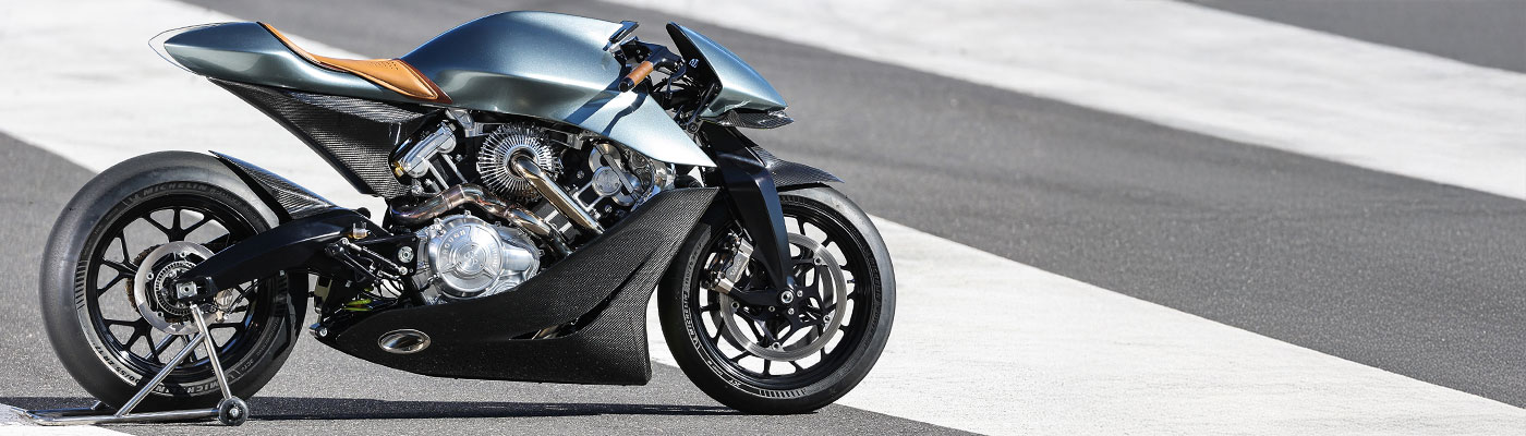 Brough Superior | ブラフシューペリア : AMB 001。英国の名門アストンマーティンとの共演から生まれた限定モデル。ターボ搭載Vツインとカーボンボディが極限の機能美を体現する。