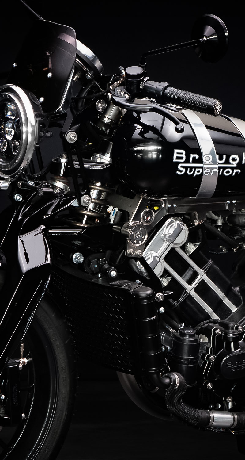 Brough Superior | ブラフシューペリア : ブラフシューペリアの名を世界に刻んだ象徴的モデル「S.S.100」。伝統美と最新技術が融合した至高の一台が、妥協なき理想を現代に映し出す。