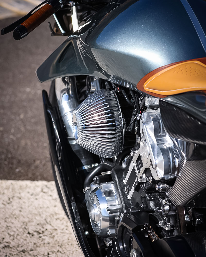 Brough Superior | ブラフシューペリア : AMB 001。英国の名門アストンマーティンとの共演から生まれた限定モデル。ターボ搭載Vツインとカーボンボディが極限の機能美を体現する。
