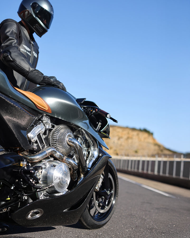 Brough Superior | ブラフシューペリア : AMB 001。英国の名門アストンマーティンとの共演から生まれた限定モデル。ターボ搭載Vツインとカーボンボディが極限の機能美を体現する。