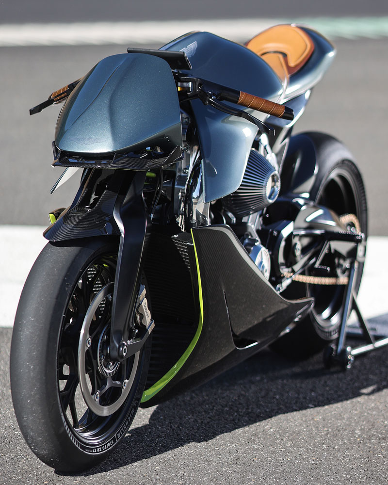 Brough Superior | ブラフシューペリア : AMB 001。英国の名門アストンマーティンとの共演から生まれた限定モデル。ターボ搭載Vツインとカーボンボディが極限の機能美を体現する。