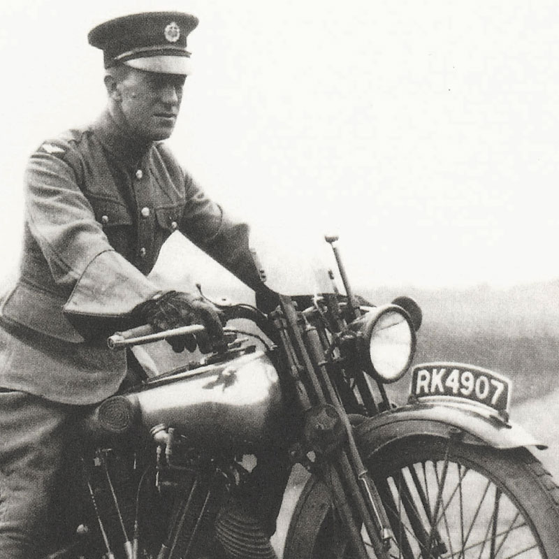 Brough Superior | ブラフシューペリア : 冒険家T.E.ロレンスの精神を受け継ぐ「ブラフシューペリア ロレンス」。188台限定で生み出された珠玉のモデルが、流麗な造形と卓越した性能を誇る。