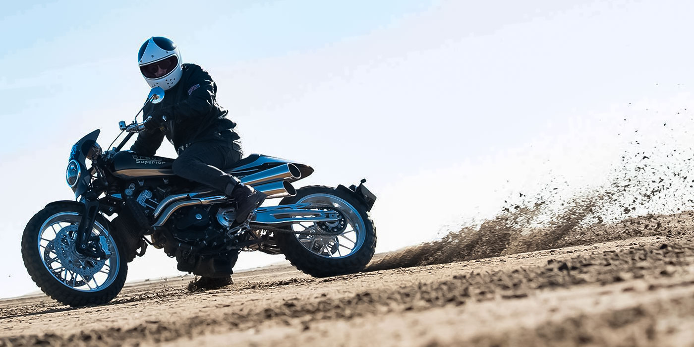 Brough Superior | ブラフシューペリア : ペンディン サンドレーサー。伝説のスピードレースの名を冠し、オフロード性能とエレガンスを融合させた特別なモデル。