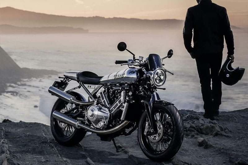 Brough Superior | ブラフシューペリア : ブラフシューペリアの名を世界に刻んだ象徴的モデル「S.S.100」。伝統美と最新技術が融合した至高の一台が、妥協なき理想を現代に映し出す。