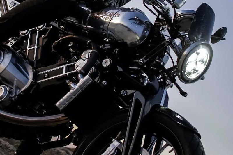 Brough Superior | ブラフシューペリア : ブラフシューペリアの名を世界に刻んだ象徴的モデル「S.S.100」。伝統美と最新技術が融合した至高の一台が、妥協なき理想を現代に映し出す。