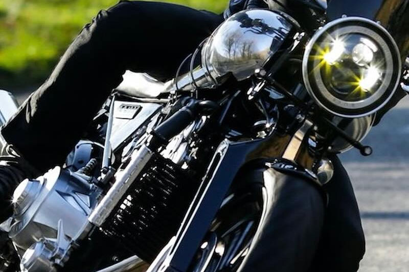 Brough Superior | ブラフシューペリア : ブラフシューペリアの名を世界に刻んだ象徴的モデル「S.S.100」。伝統美と最新技術が融合した至高の一台が、妥協なき理想を現代に映し出す。