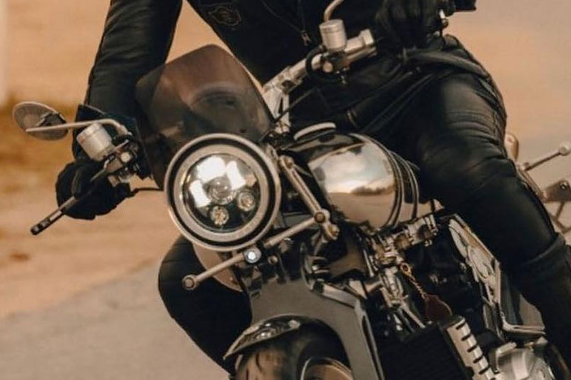 Brough Superior | ブラフシューペリア : ブラフシューペリアの名を世界に刻んだ象徴的モデル「S.S.100」。伝統美と最新技術が融合した至高の一台が、妥協なき理想を現代に映し出す。