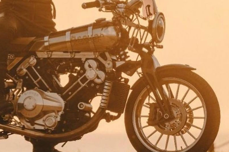 Brough Superior | ブラフシューペリア : ブラフシューペリアの名を世界に刻んだ象徴的モデル「S.S.100」。伝統美と最新技術が融合した至高の一台が、妥協なき理想を現代に映し出す。
