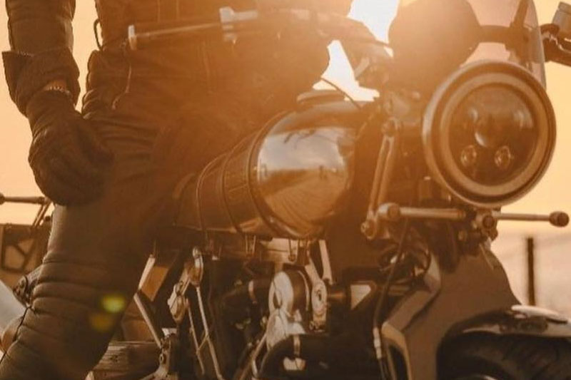 Brough Superior | ブラフシューペリア : ブラフシューペリアの名を世界に刻んだ象徴的モデル「S.S.100」。伝統美と最新技術が融合した至高の一台が、妥協なき理想を現代に映し出す。