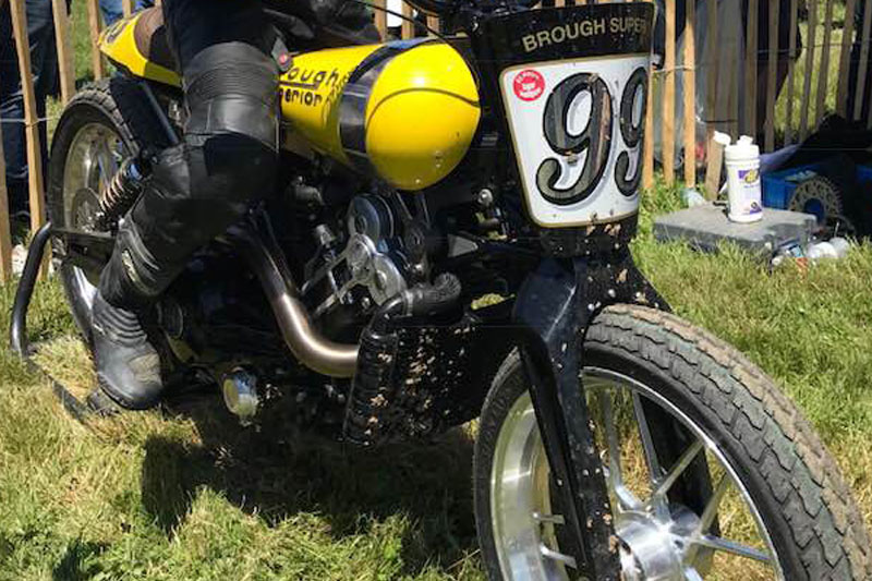 Brough Superior | ブラフシューペリア : ペンディン サンドレーサー。伝説のスピードレースの名を冠し、オフロード性能とエレガンスを融合させた特別なモデル。