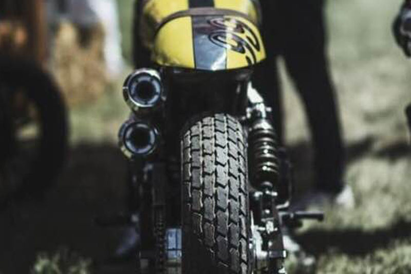 Brough Superior | ブラフシューペリア : ペンディン サンドレーサー。伝説のスピードレースの名を冠し、オフロード性能とエレガンスを融合させた特別なモデル。