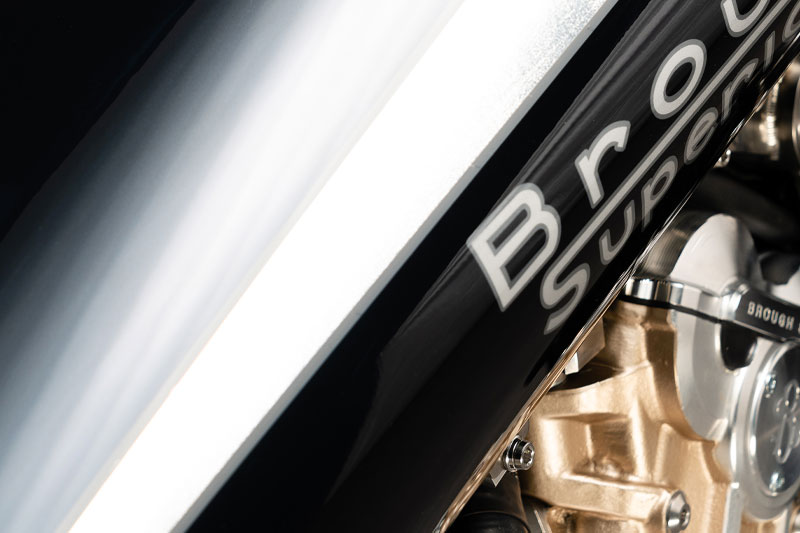 Brough Superior | ブラフシューペリア : アルティメット。100周年を記念して19台のみ製作された究極の象徴。伝統と革新が結晶したコレクターズアイテム。