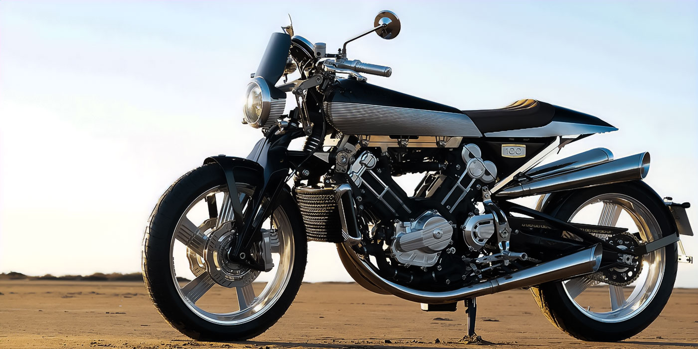 Brough Superior | ブラフシューペリア : アニバーサリー。ブランド創業100周年を記念して誕生した特別モデル。伝統美と最新技術が調和した記念碑的ヘリテージマシン。