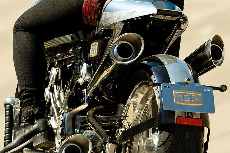 Brough Superior | ブラフシューペリア : アニバーサリー。ブランド創業100周年を記念して誕生した特別モデル。伝統美と最新技術が調和した記念碑的ヘリテージマシン。