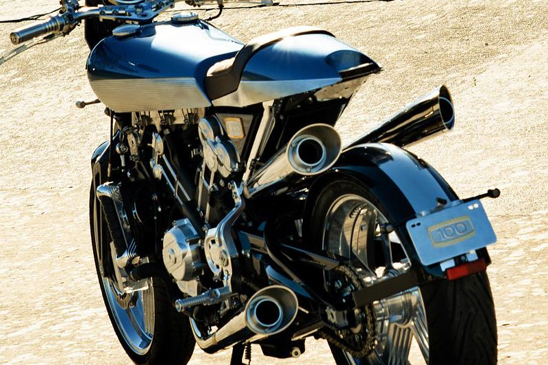 Brough Superior | ブラフシューペリア : アニバーサリー。ブランド創業100周年を記念して誕生した特別モデル。伝統美と最新技術が調和した記念碑的ヘリテージマシン。