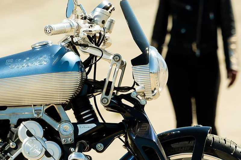 Brough Superior | ブラフシューペリア : アニバーサリー。ブランド創業100周年を記念して誕生した特別モデル。伝統美と最新技術が調和した記念碑的ヘリテージマシン。