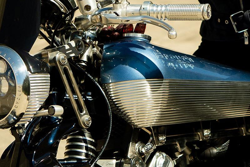 Brough Superior | ブラフシューペリア : アニバーサリー。ブランド創業100周年を記念して誕生した特別モデル。伝統美と最新技術が調和した記念碑的ヘリテージマシン。