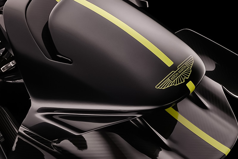 Brough Superior | ブラフシューペリア : AMB 001。英国の名門アストンマーティンとの共演から生まれた限定モデル。ターボ搭載Vツインとカーボンボディが極限の機能美を体現する。