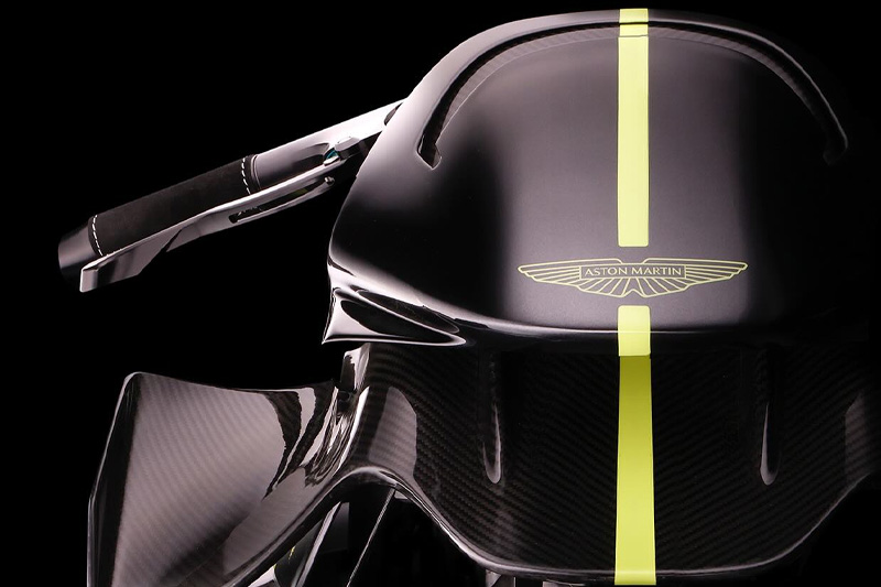 Brough Superior | ブラフシューペリア : AMB 001。英国の名門アストンマーティンとの共演から生まれた限定モデル。ターボ搭載Vツインとカーボンボディが極限の機能美を体現する。