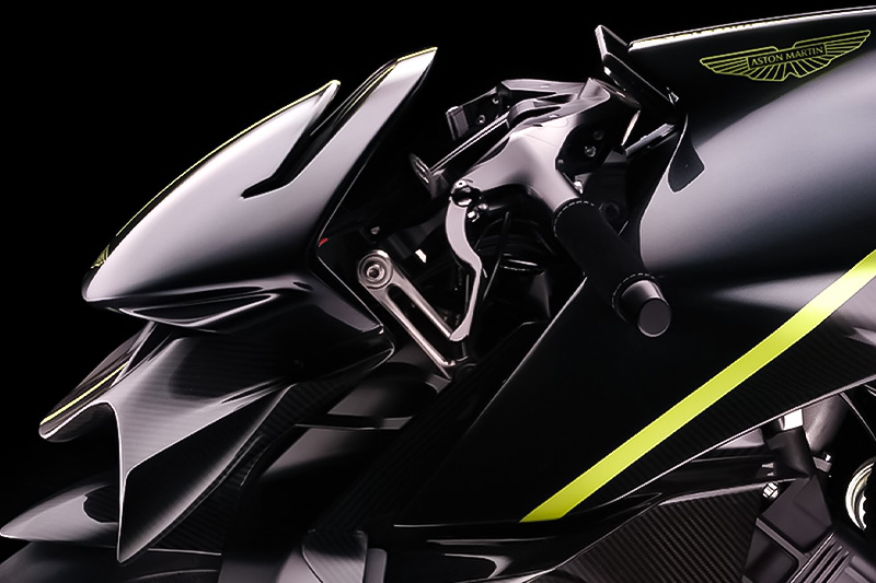 Brough Superior | ブラフシューペリア : AMB 001。英国の名門アストンマーティンとの共演から生まれた限定モデル。ターボ搭載Vツインとカーボンボディが極限の機能美を体現する。
