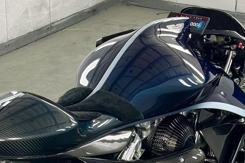 Brough Superior | ブラフシューペリア : AMB 001。英国の名門アストンマーティンとの共演から生まれた限定モデル。ターボ搭載Vツインとカーボンボディが極限の機能美を体現する。