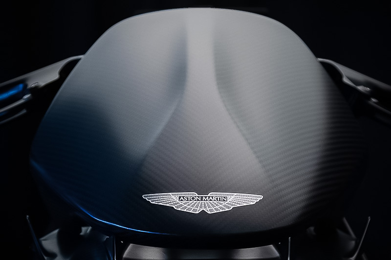 Brough Superior | ブラフシューペリア : AMB 001。英国の名門アストンマーティンとの共演から生まれた限定モデル。ターボ搭載Vツインとカーボンボディが極限の機能美を体現する。