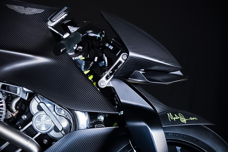 Brough Superior | ブラフシューペリア : AMB 001。英国の名門アストンマーティンとの共演から生まれた限定モデル。ターボ搭載Vツインとカーボンボディが極限の機能美を体現する。