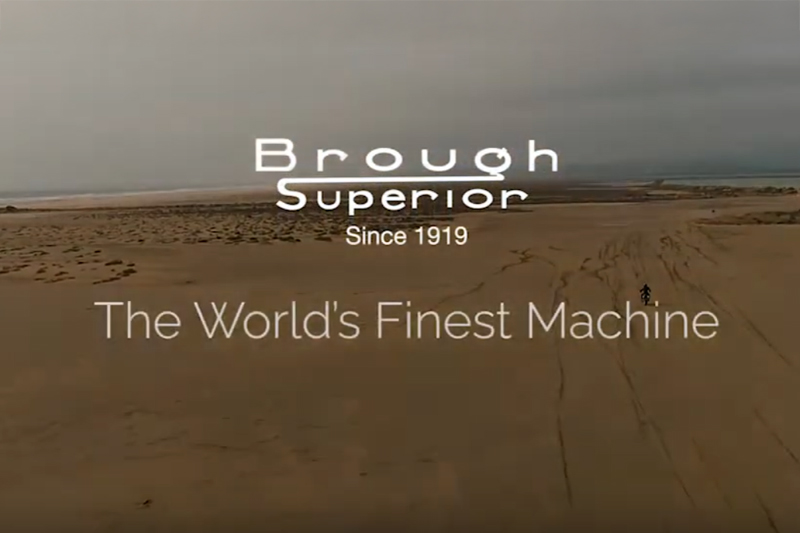 Brough Superior | ブラフシューペリア : 冒険家T.E.ロレンスの精神を受け継ぐ「ブラフシューペリア ロレンス」。188台限定で生み出された珠玉のモデルが、流麗な造形と卓越した性能を誇る。