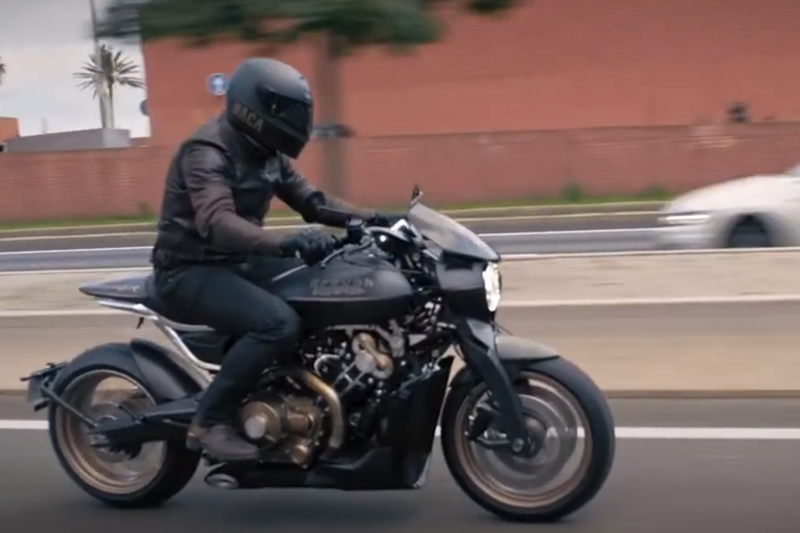 Brough Superior | ブラフシューペリア : ダガー。チタンやカーボンを惜しみなく用い、鋭利な美しさと圧倒的な走行性能を宿した唯一無二のスポーツモデル。