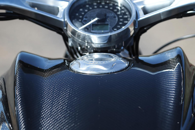 Brough Superior | ブラフシューペリア : ダガー。チタンやカーボンを惜しみなく用い、鋭利な美しさと圧倒的な走行性能を宿した唯一無二のスポーツモデル。