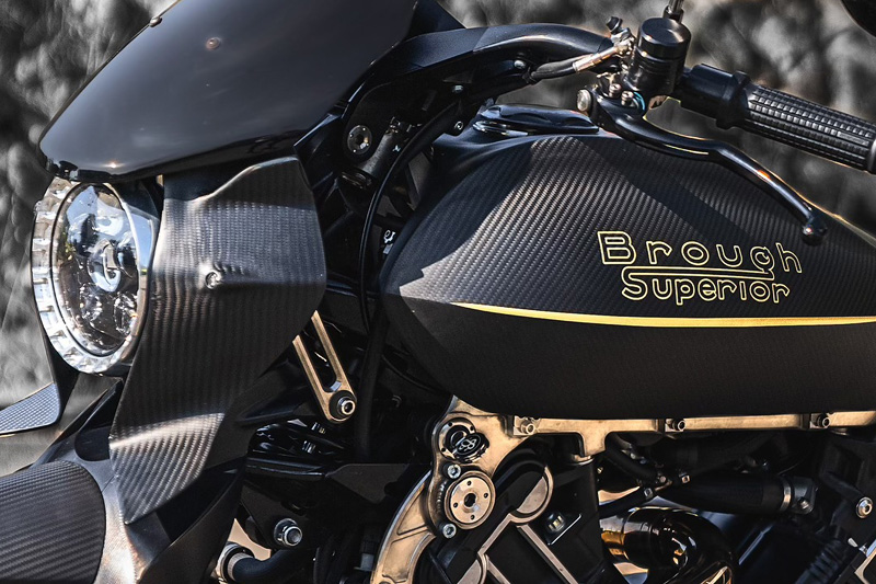 Brough Superior | ブラフシューペリア : ダガー。チタンやカーボンを惜しみなく用い、鋭利な美しさと圧倒的な走行性能を宿した唯一無二のスポーツモデル。