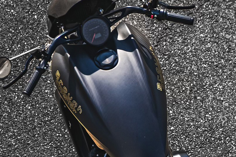 Brough Superior | ブラフシューペリア : ダガー。チタンやカーボンを惜しみなく用い、鋭利な美しさと圧倒的な走行性能を宿した唯一無二のスポーツモデル。