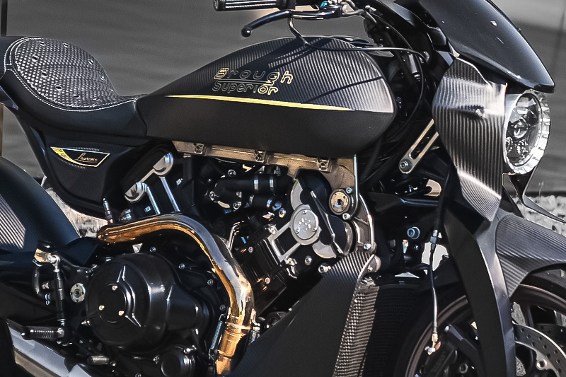 Brough Superior | ブラフシューペリア : ダガー。チタンやカーボンを惜しみなく用い、鋭利な美しさと圧倒的な走行性能を宿した唯一無二のスポーツモデル。